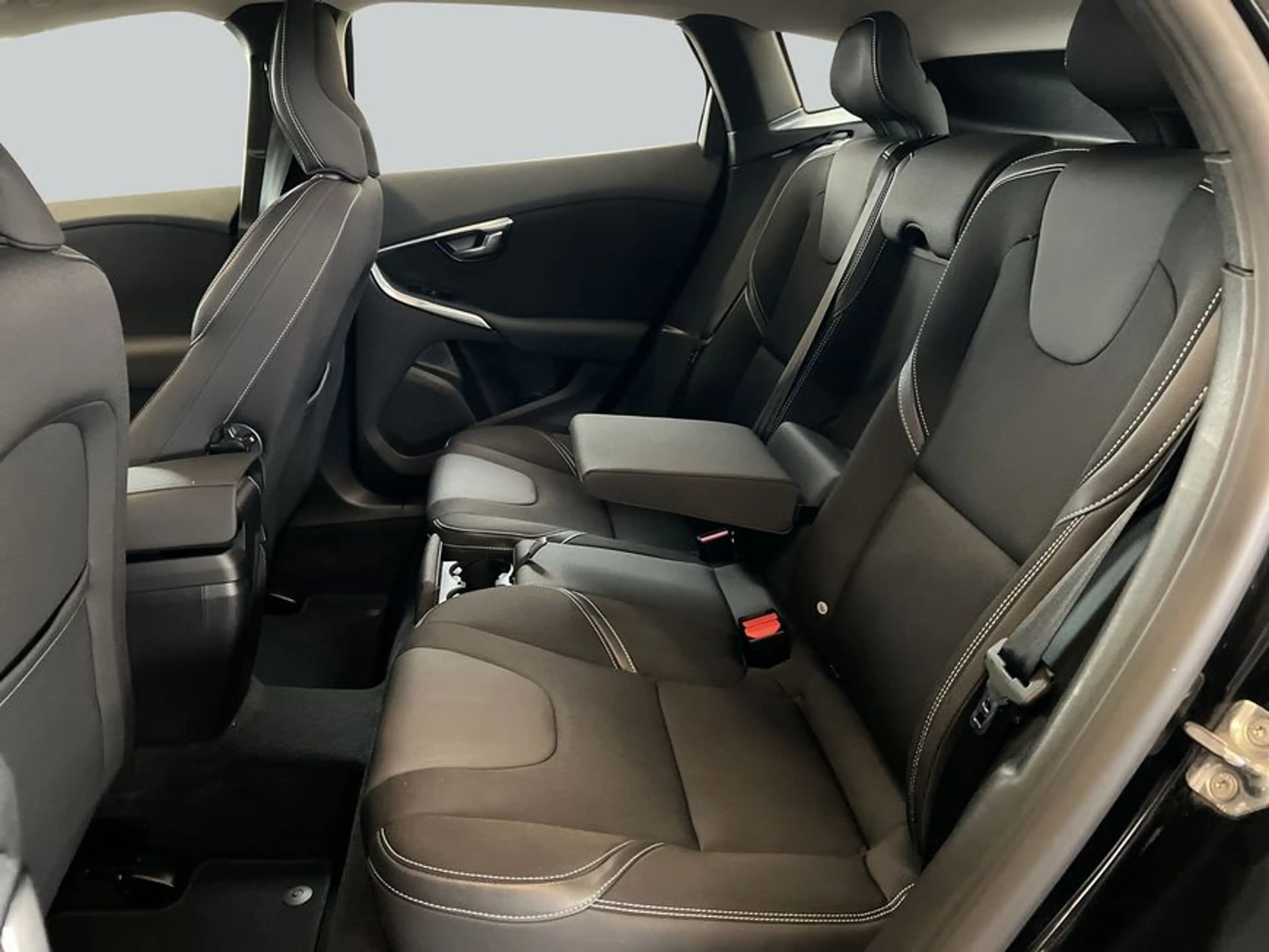 Volvo V40 T2 Momentum Style- Winter- Klima-Komfort-Paket — photo 11
