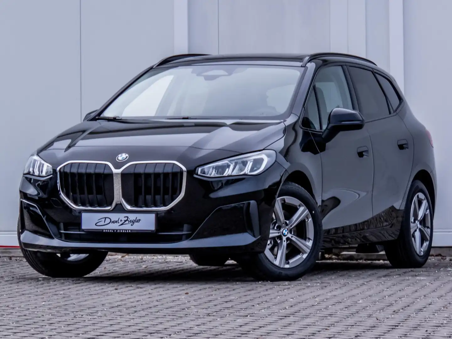 BMW 218 218d Active Tourer AHK PanoDach Sportsitz Travel Zwart - 2
