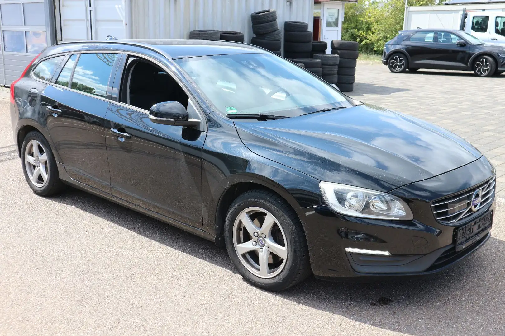 Volvo V60 Kombi Linje Business AHK ALLRAD AUTOMATIK Schwarz - 2