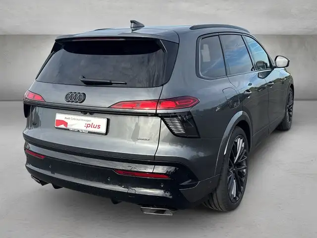 Audi Q7 view 3