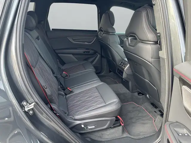 Audi Q7 view 12