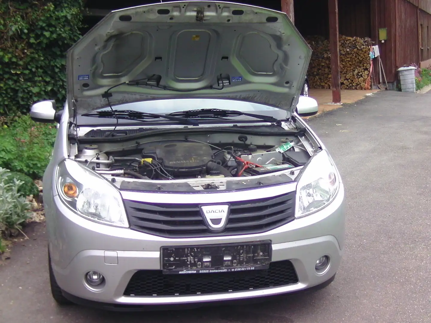 Dacia Sandero 1.6 MPI Laureate,Klima, Zahnriemen neu, Stereo Silber - 2