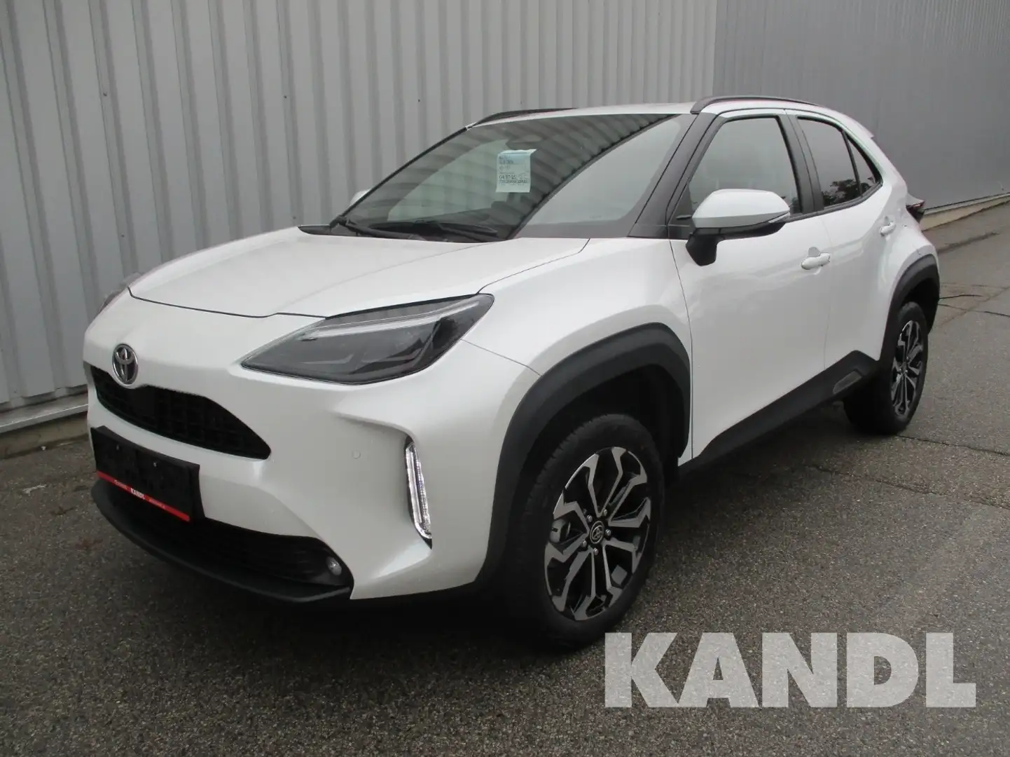 Toyota Yaris Cross 1.5 VVT-i Hybrid Active Drive Aut. Weiß - 1