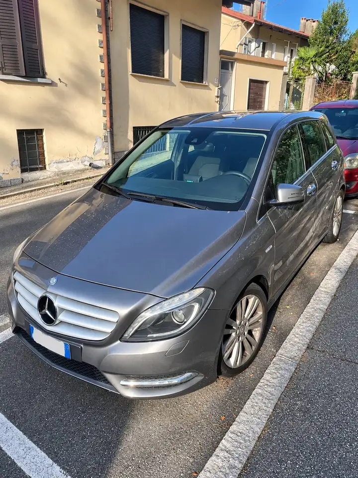 Mercedes-Benz B 180