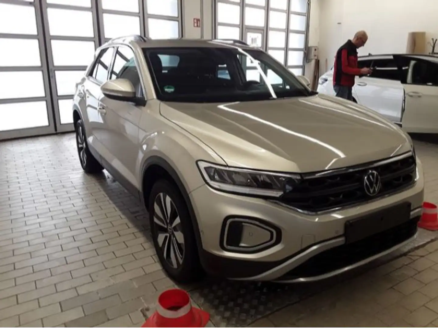 Volkswagen T-Roc 1.0 TSI MOVE NAVI LED SITZH VIRTUAL Zilver - 2