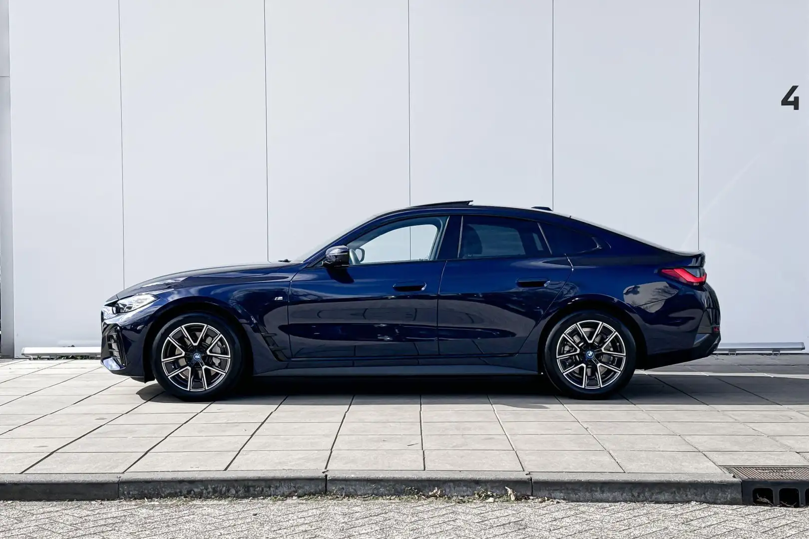 BMW i4 eDrive40 84 kWh M-Sport 18 Inch / Comfort Acces / Blauw - 2