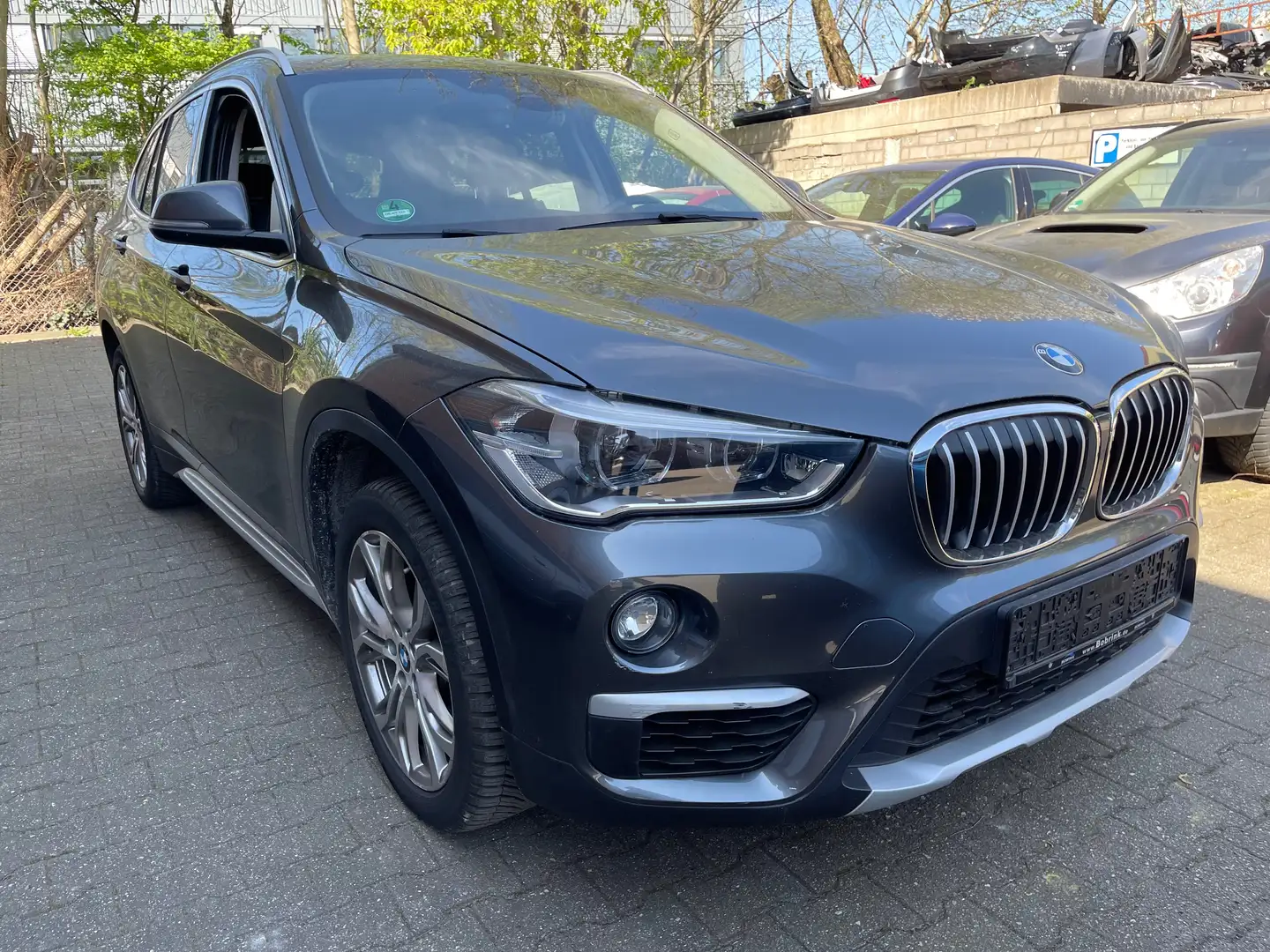 BMW X1 xDrive 20 i xLine+AUT+Pano+LED+Navi+ Grau - 2