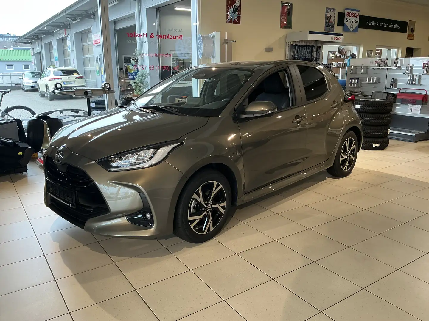 Toyota Yaris Hybrid Teamplayer mit Comfort Paket Bronze - 1