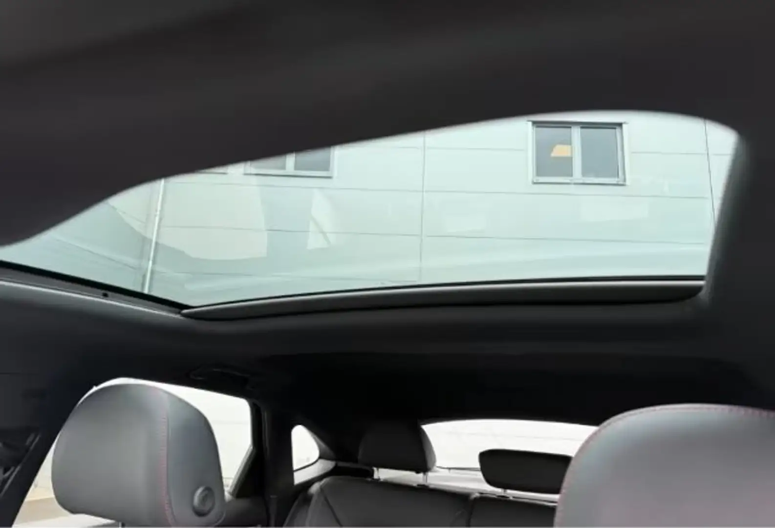 Audi Q3 Sportback 40 tdi S line quattro Zwart - 1