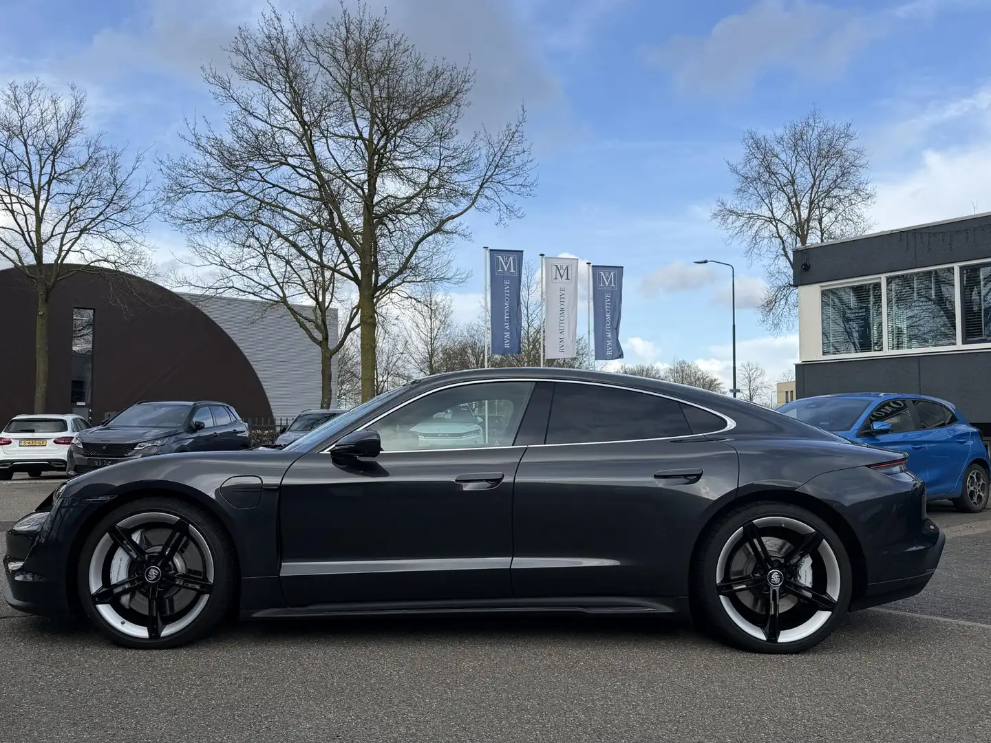 Porsche Taycan Performance 84 kWh VAN €79.900,- VOOR €74.440,- UW Grau - 2