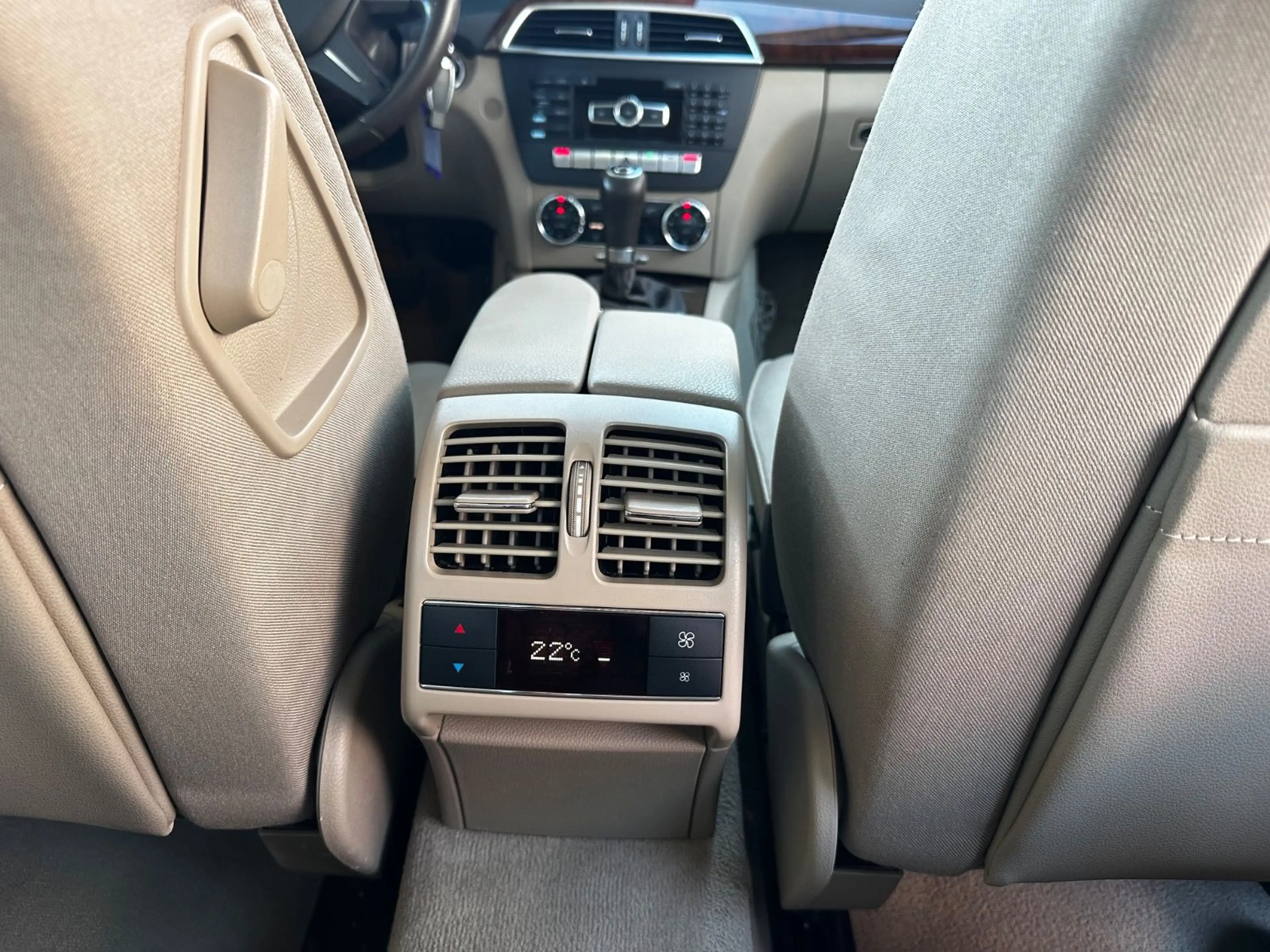 Mercedes-Benz C 200 CGI Elegance BlueEfficiency  Limousine — photo 28