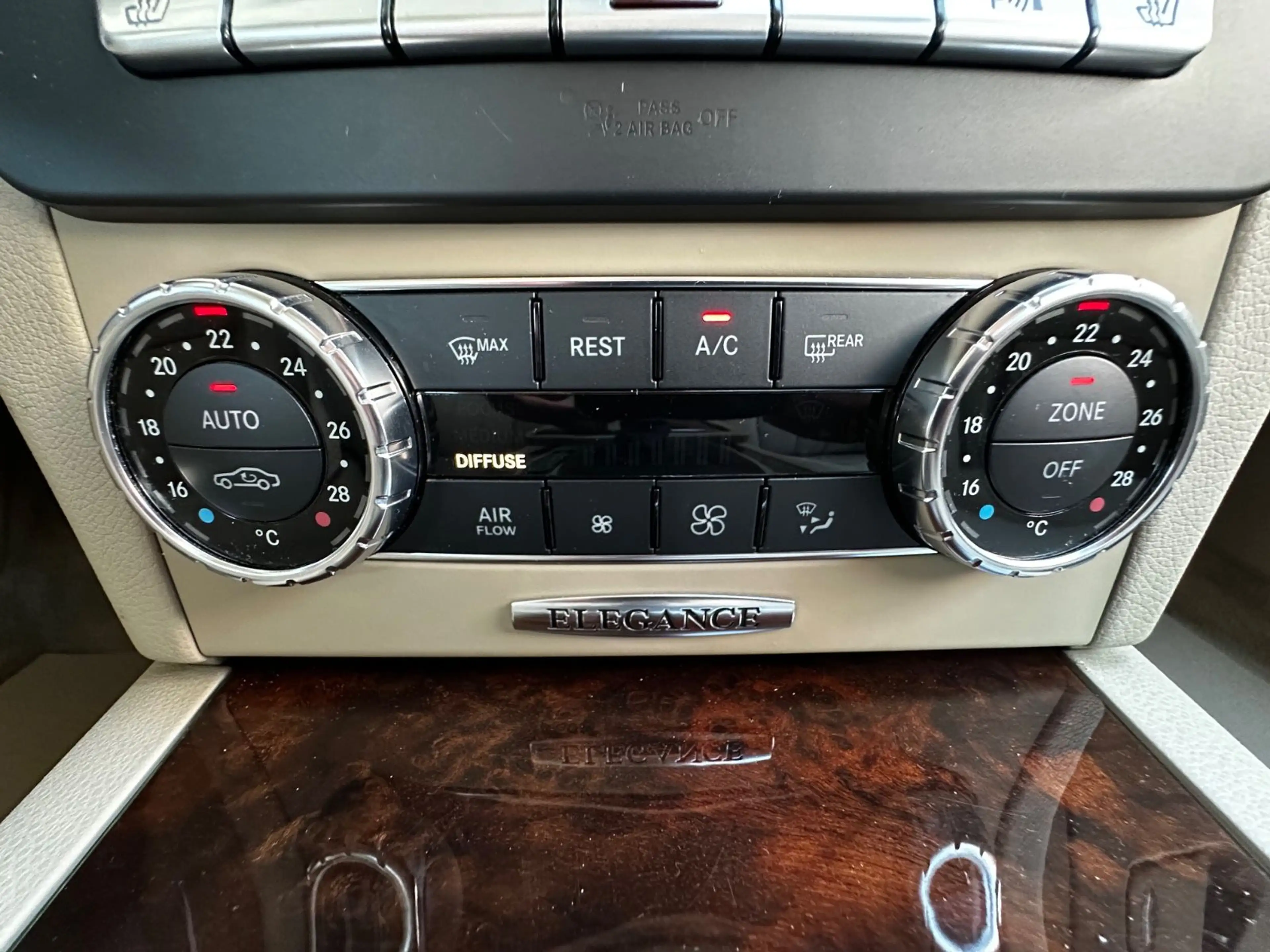Mercedes-Benz C 200 CGI Elegance BlueEfficiency  Limousine — photo 36