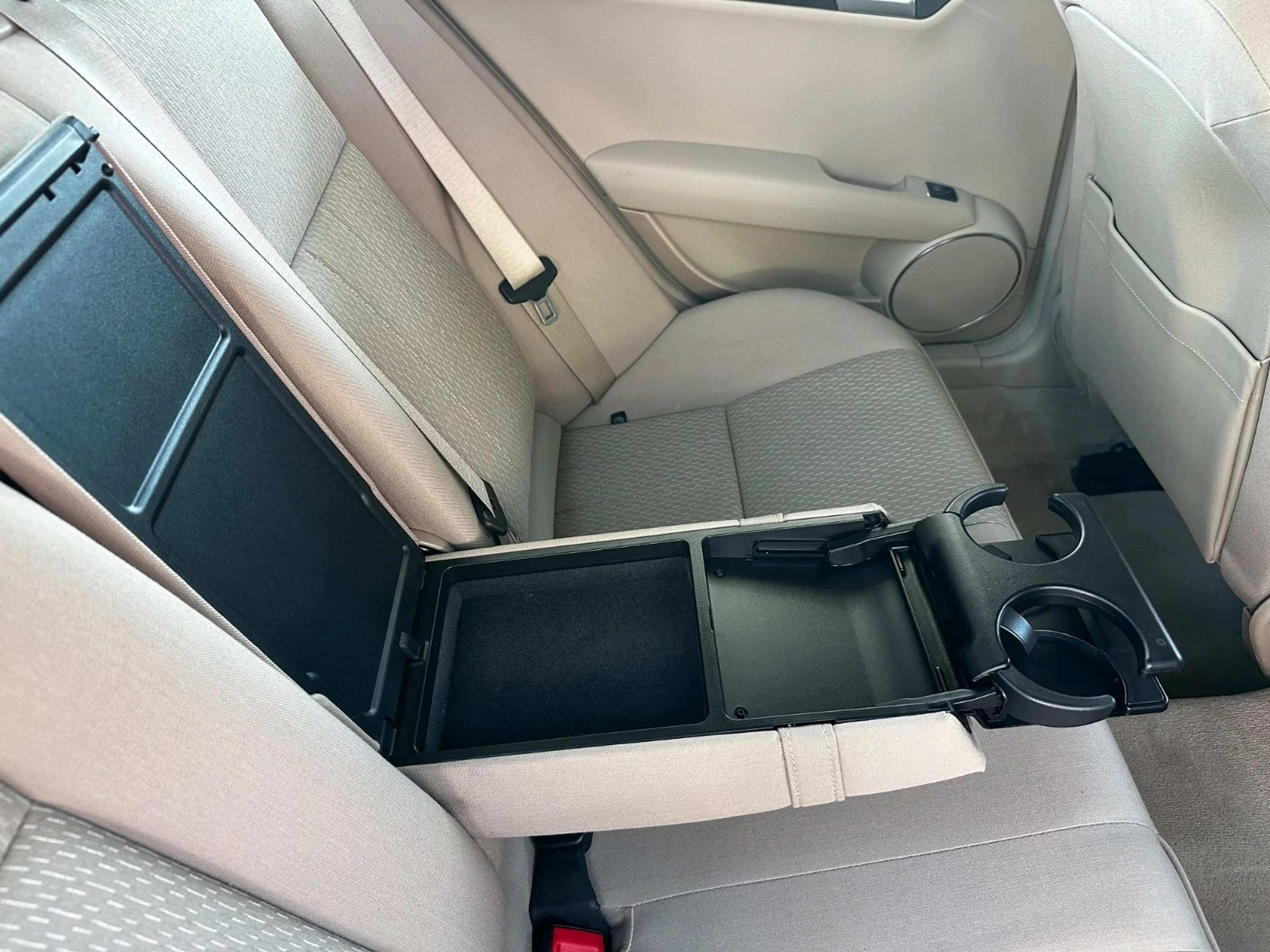 Mercedes-Benz C 200 CGI Elegance BlueEfficiency  Limousine — photo 27