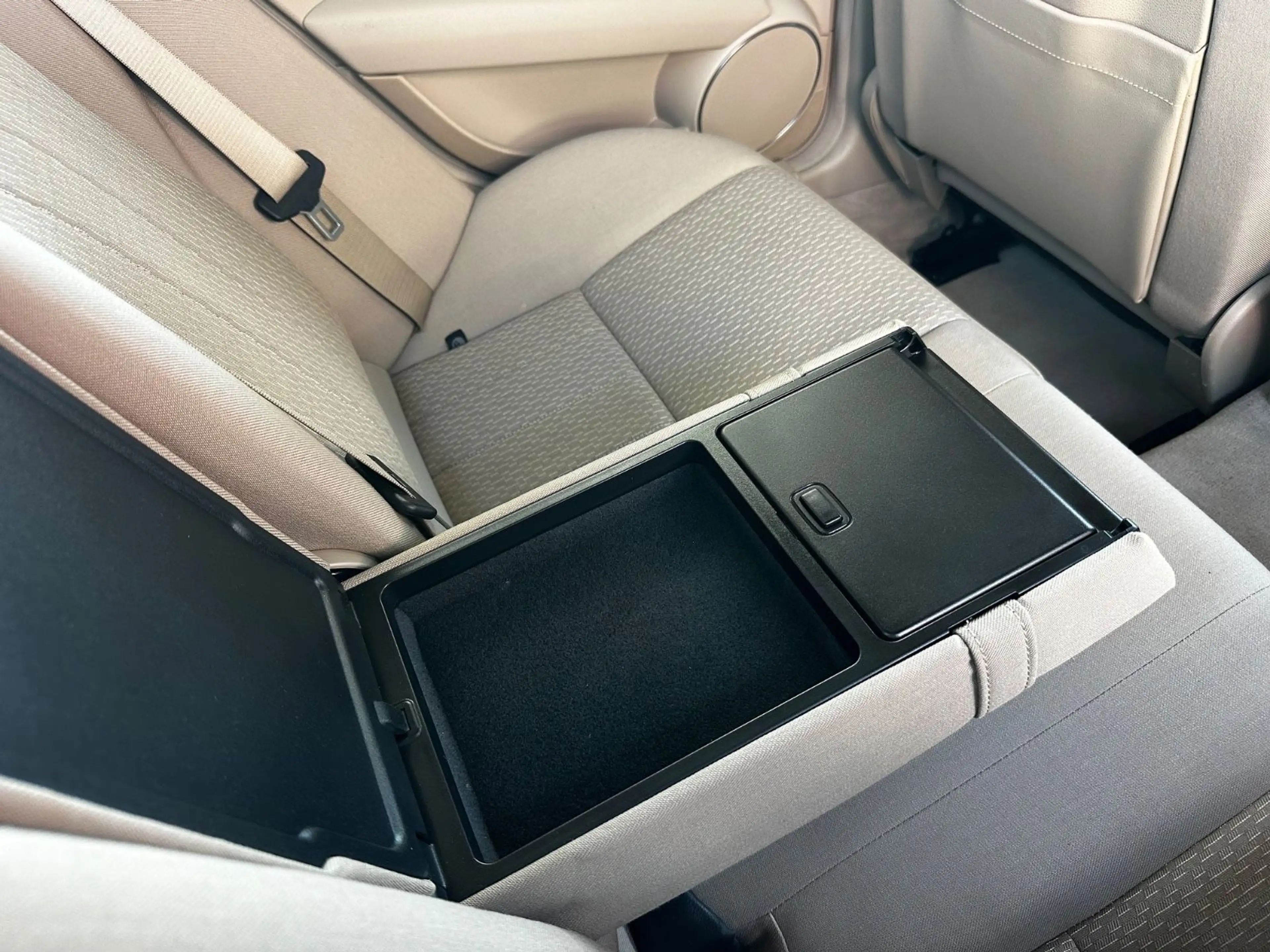 Mercedes-Benz C 200 CGI Elegance BlueEfficiency  Limousine — photo 26