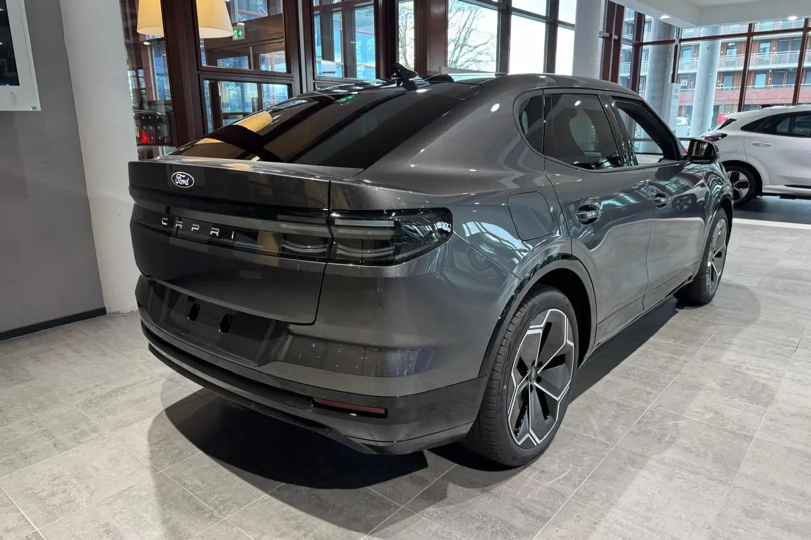 Ford Capri Premium Extended Range RWD 77 kWh | Driver Assista Grijs - 2