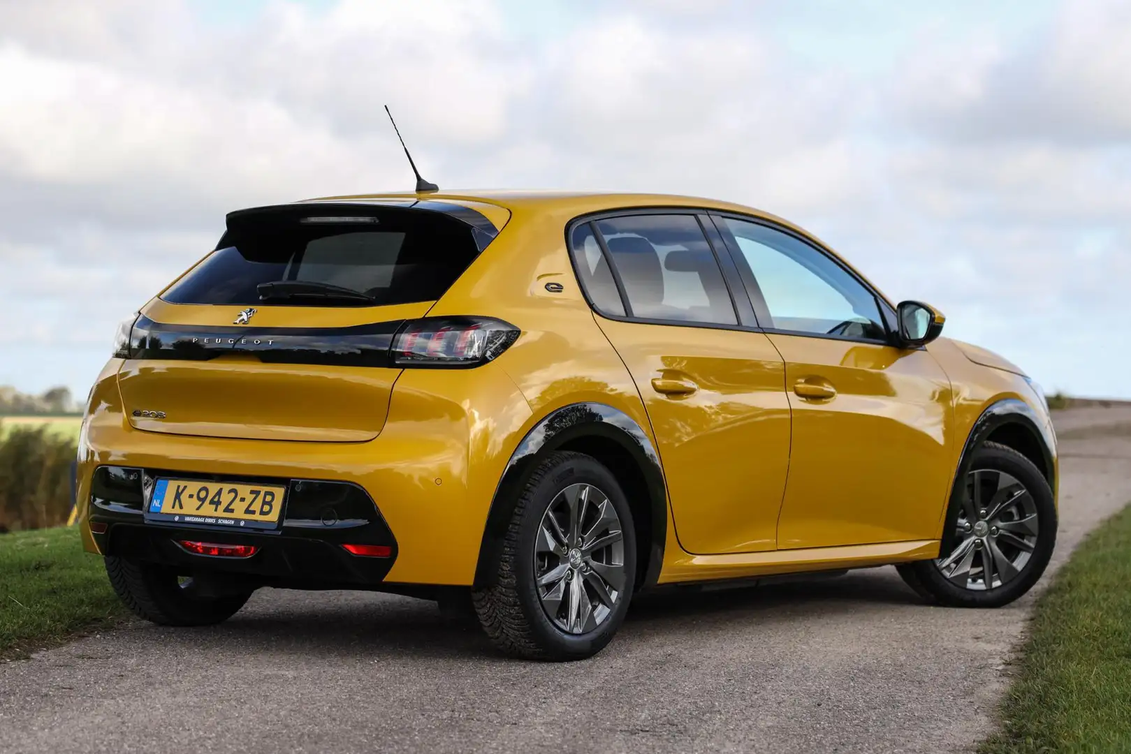 Peugeot e-208 EV Allure 50 kWh ✅ 3-Fase ✅ Carplay ✅ Camera Geel - 2