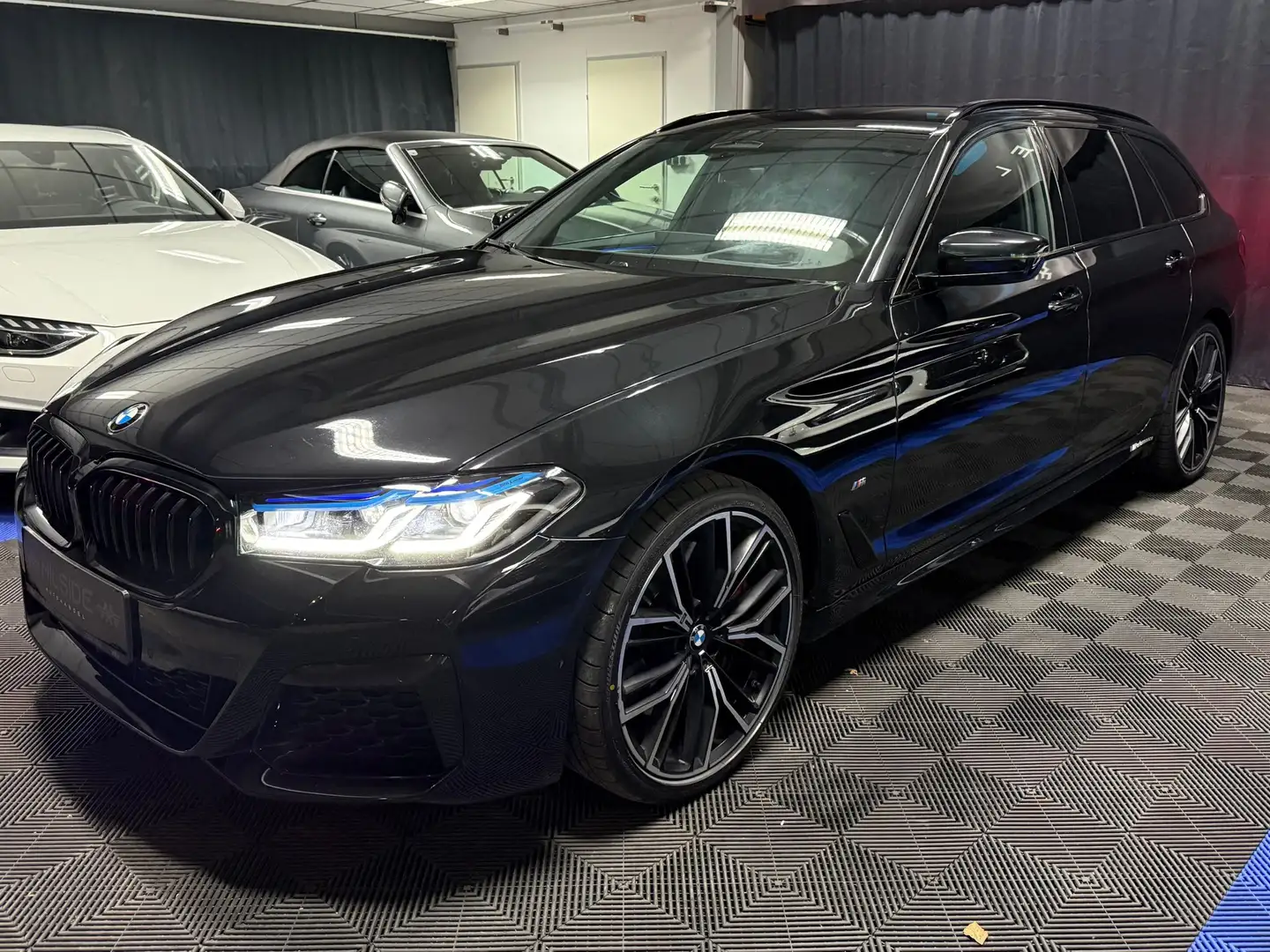 BMW 530 M-SPORT, AMBIENTE, AHK, XDRIVE, 20ZOLL Zwart - 2