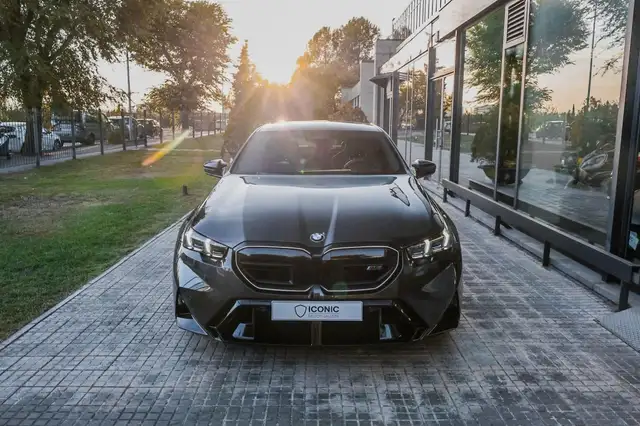 BMW M5 view 4