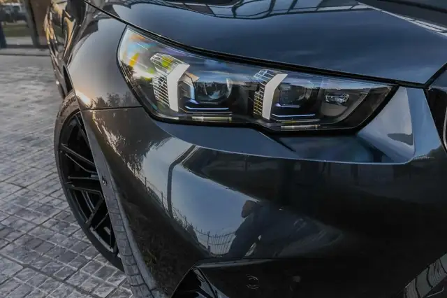 BMW M5 view 3