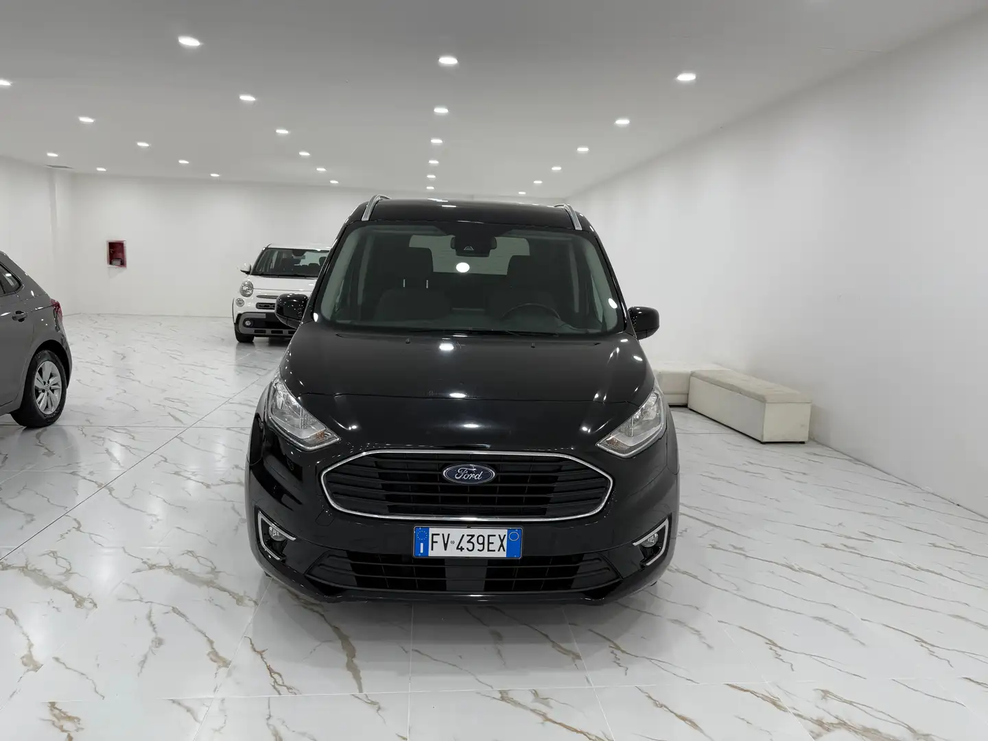 Ford TOURNEO CONNECT Negro - 1