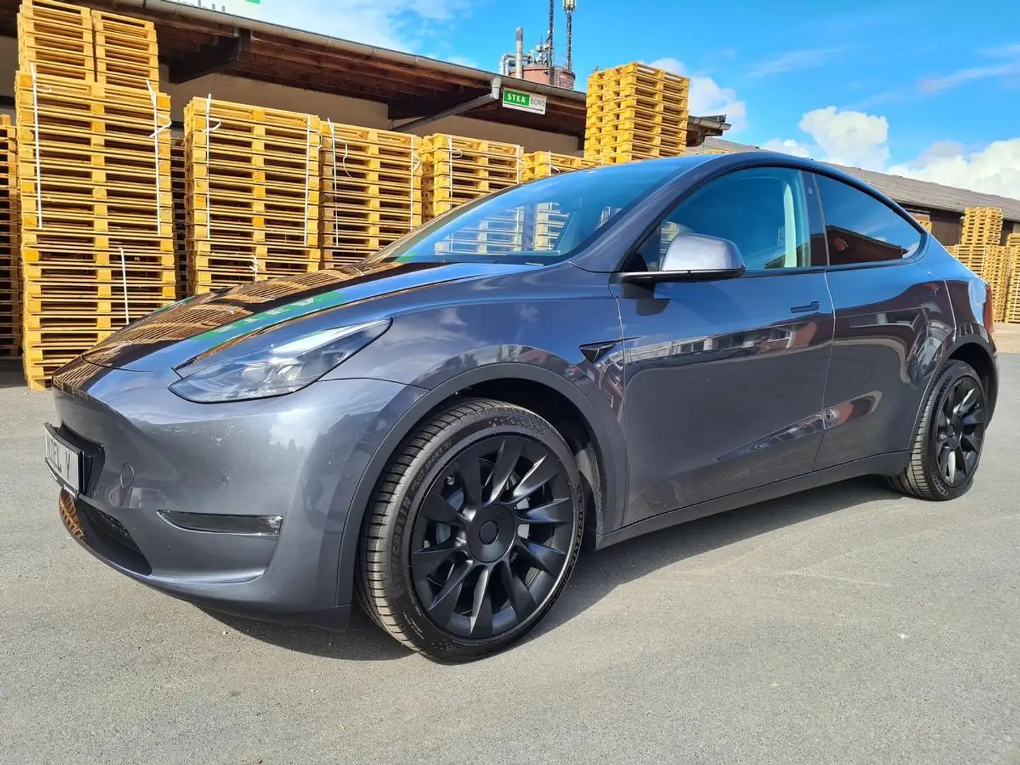 Tesla Model Y SR RWD 19 Zoll  ab 3,99% AHK Grau - 1