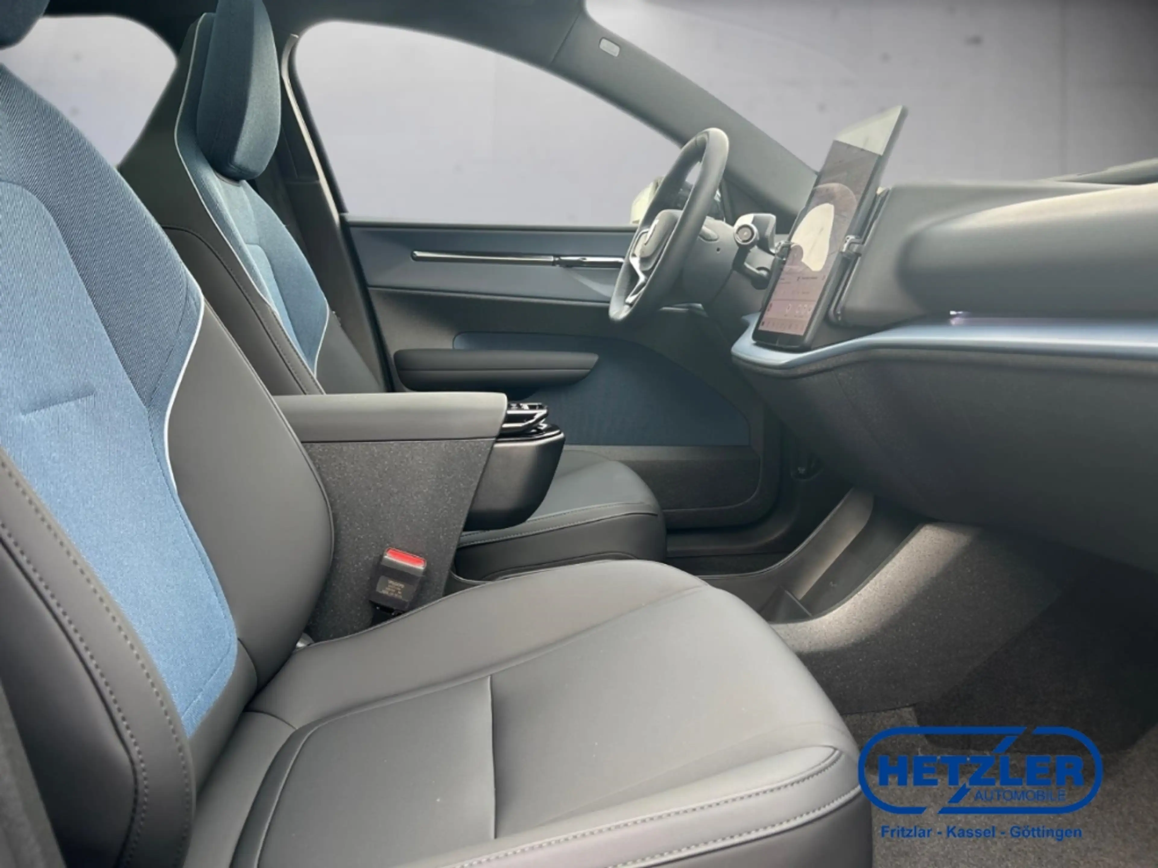 Volvo EX30 Single Extended Range 2WD Ultra 2WD AHK Panorama M — photo 14