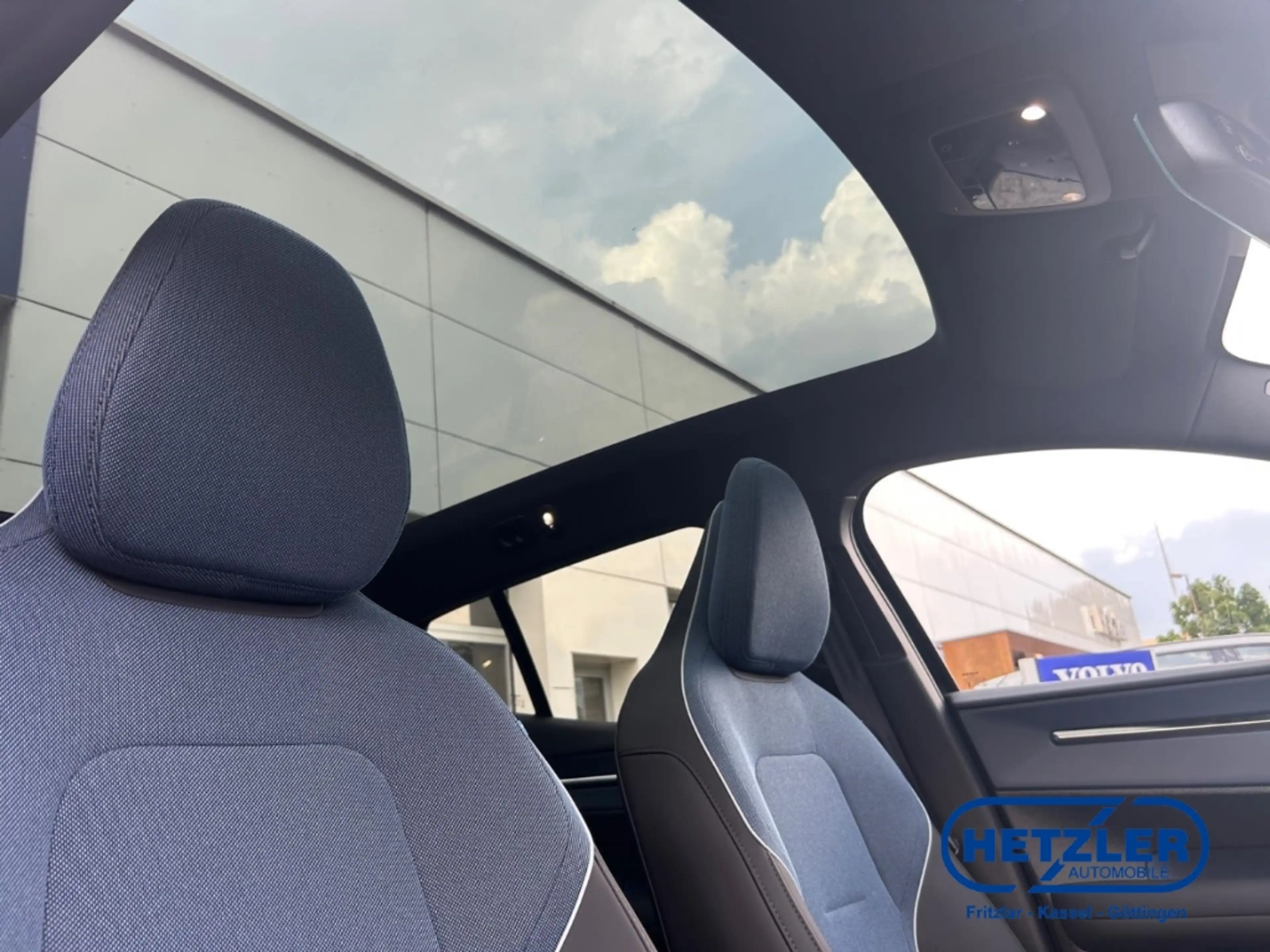 Volvo EX30 Single Extended Range 2WD Ultra 2WD AHK Panorama M — photo 15