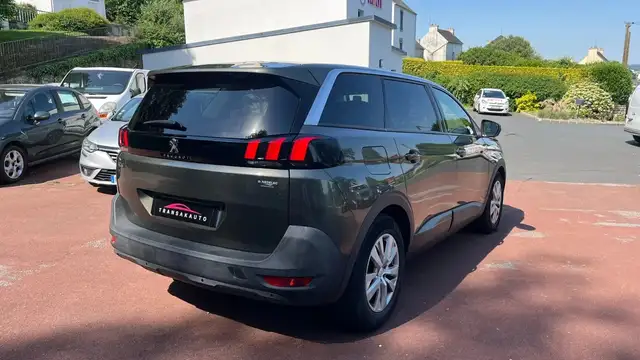 Peugeot 5008 view 5