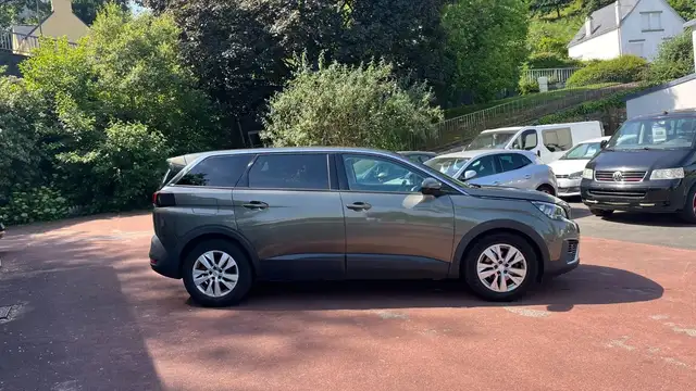 Peugeot 5008 view 4