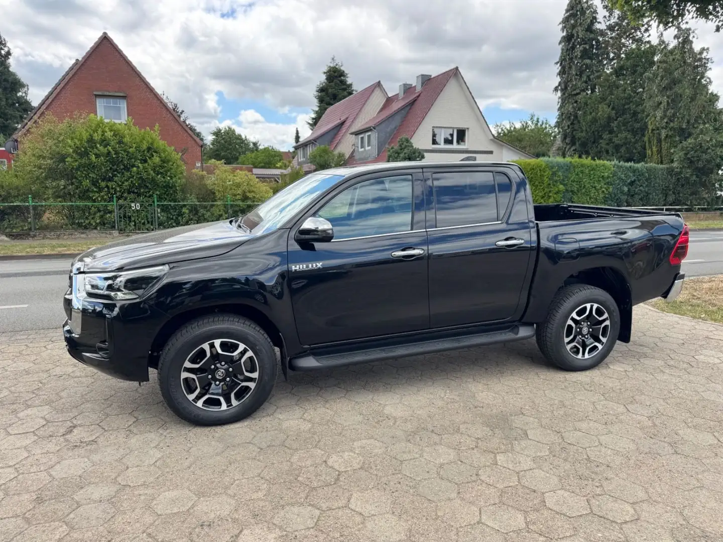 Toyota Hilux 2.8 Executive DoubleCab Auto*AHK+sofort* Schwarz - 1