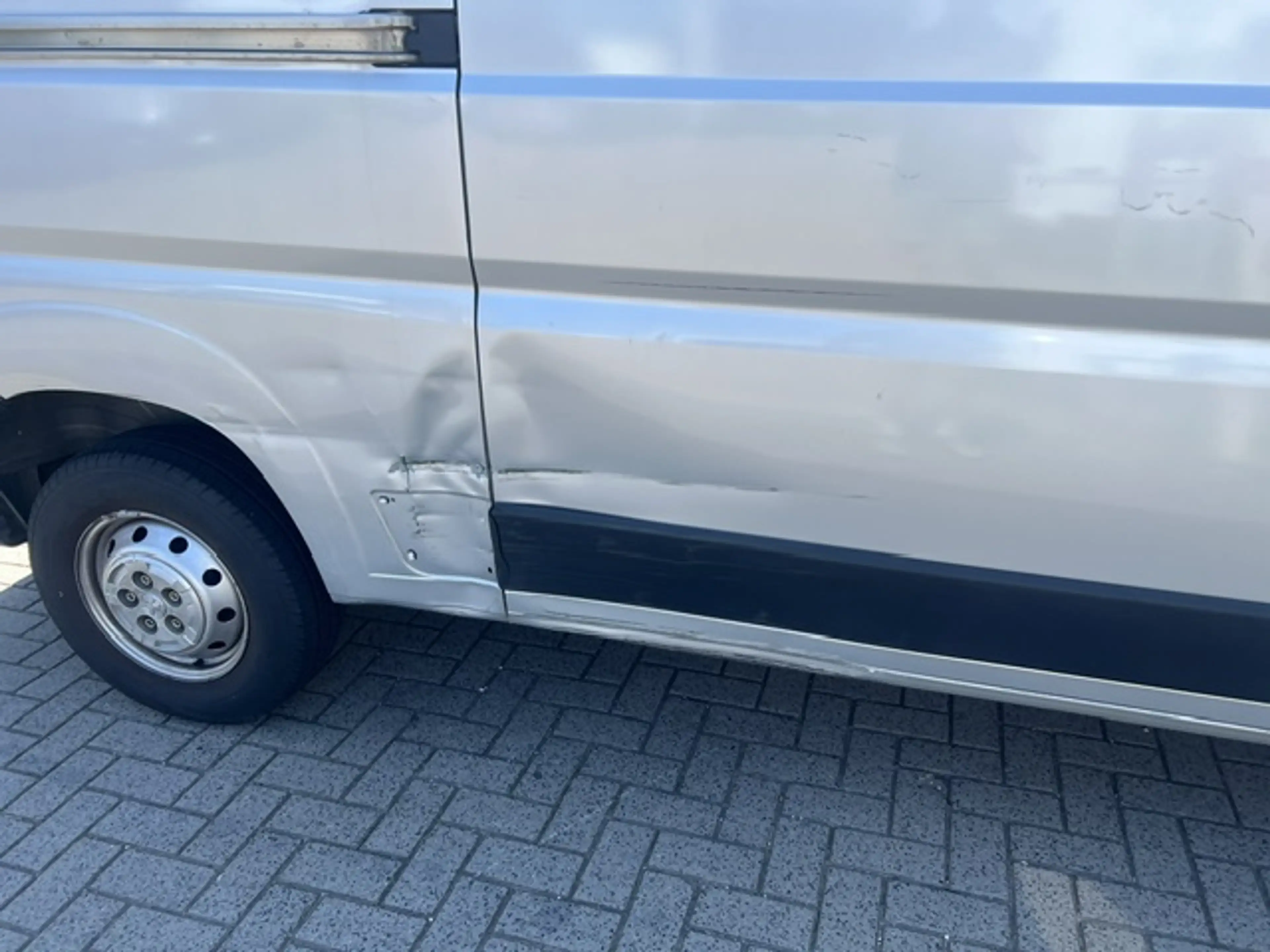 Peugeot Boxer 2.2 BlueHDi 120kw 165 L2H2 Premium navi klima airc — photo 13