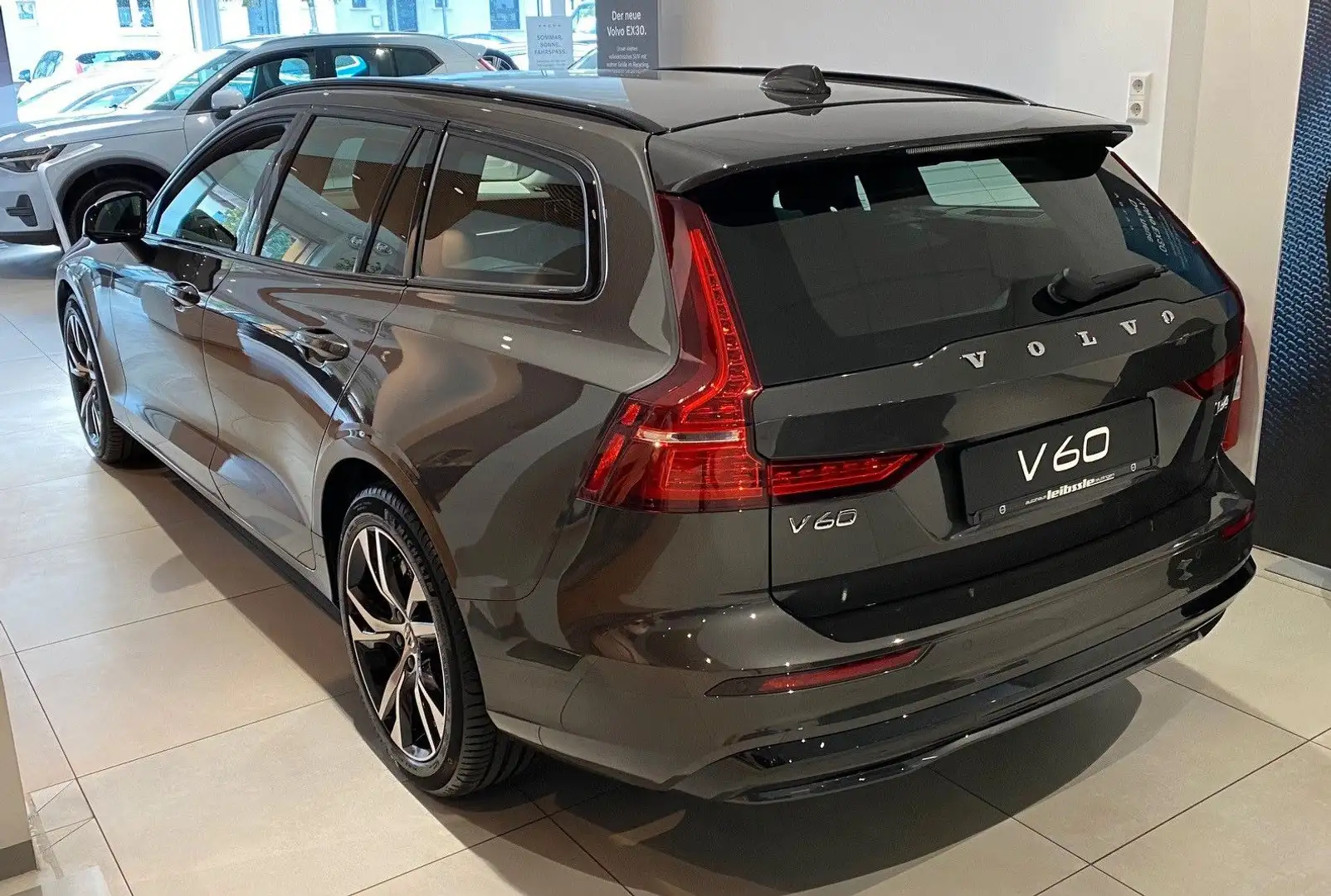 Volvo V60 B4 Plus Dark Automatik Grau - 2