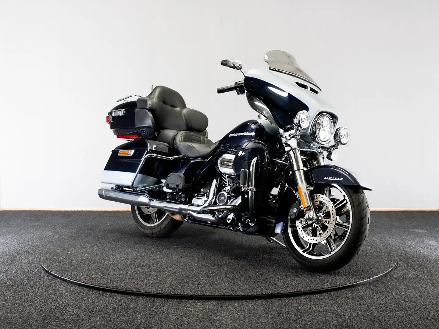 Harley-Davidson Ultra Limited FLHTK Two-Tone Blue - 1