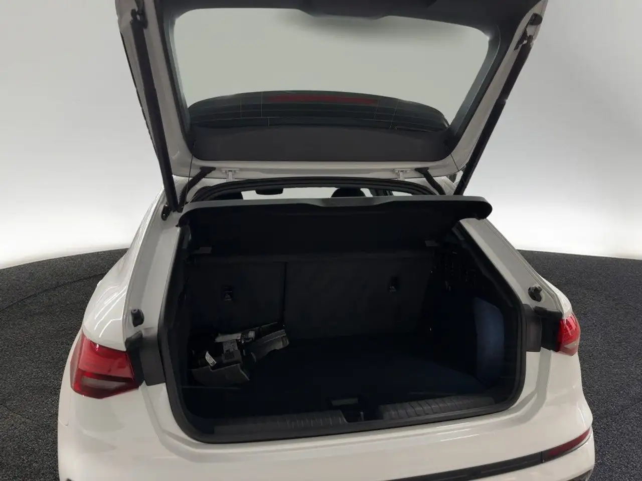 Audi A3 35 TFSI S tr. LED VIRTUAL RFK 9