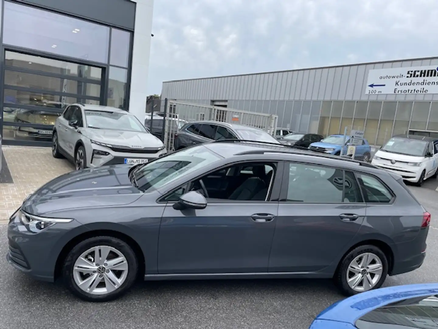 Volkswagen Golf VIII Variant 1.5 eTSi DSG Life ACC NaviMedia LE... Grau - 2