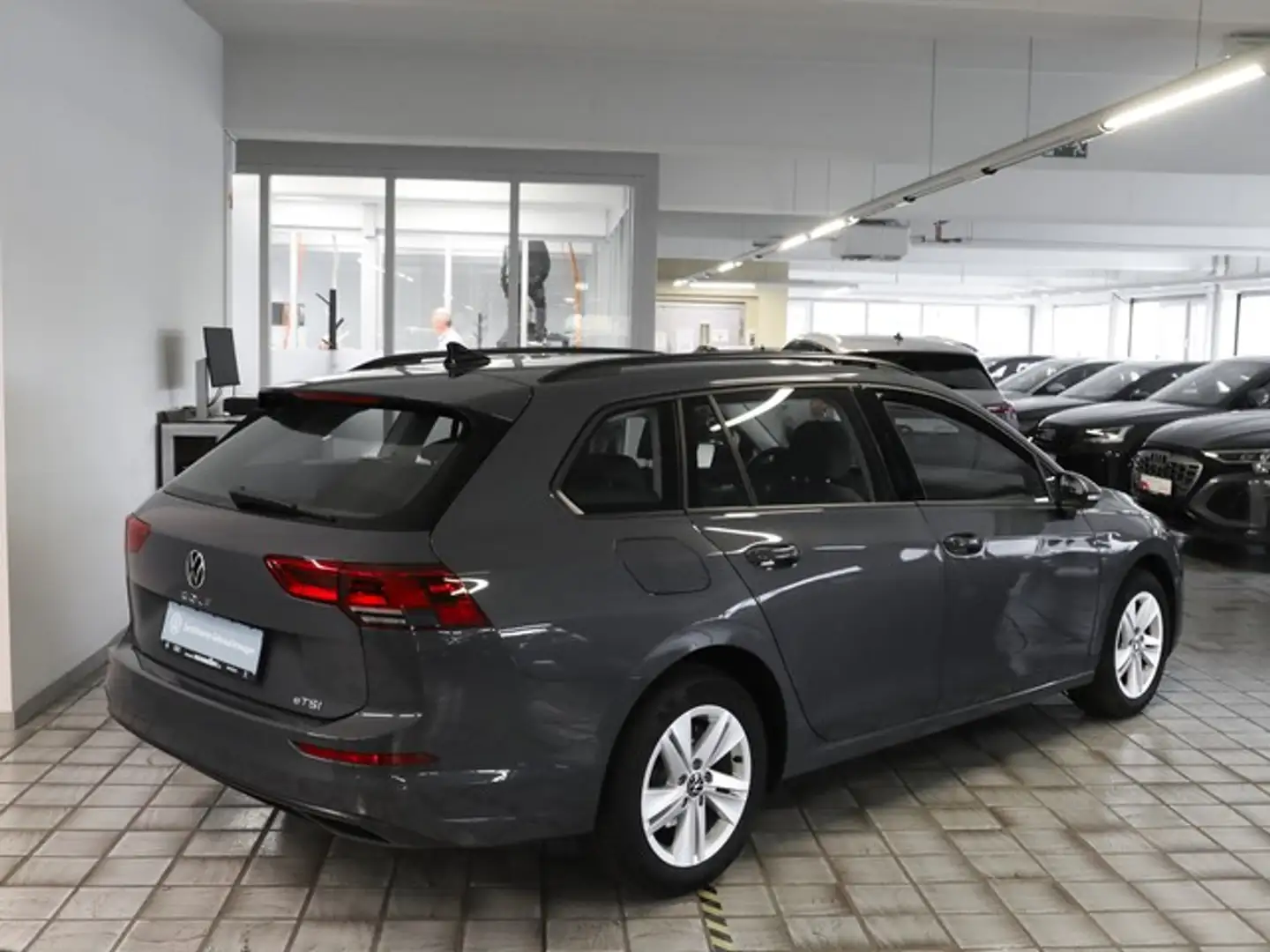 Volkswagen Golf VIII Variant 1.5 eTSi DSG Life ACC NaviMedia LE... Grau - 2