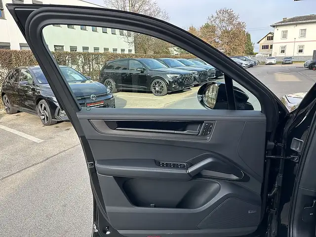 Porsche Cayenne III E-Hybrid Black Edition Aut. / AHK / Pano / 21" Ansicht 30