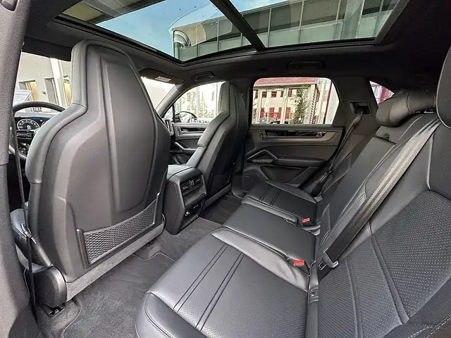 Porsche Cayenne III E-Hybrid Black Edition Aut. / AHK / Pano / 21" Ansicht 16