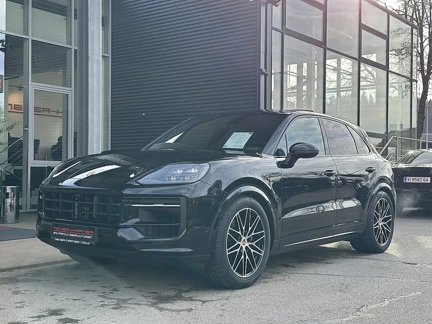 Porsche Cayenne III E-Hybrid Black Edition Aut. / AHK / Pano / 21" Schwarz - 2