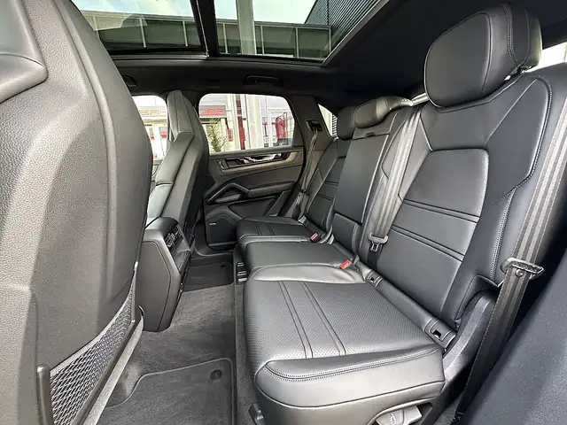 Porsche Cayenne III E-Hybrid Black Edition Aut. / AHK / Pano / 21" Ansicht 17