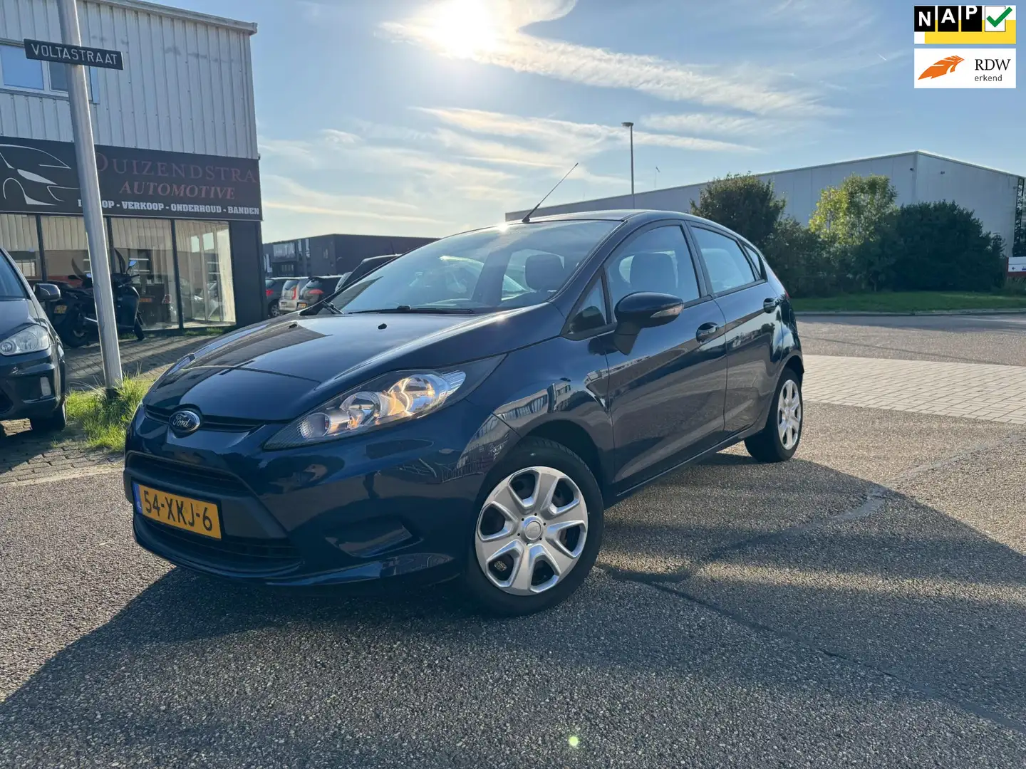 Ford Fiesta 1.25 Limited Lage Km-stand met Nap! Airco Blauw - 1