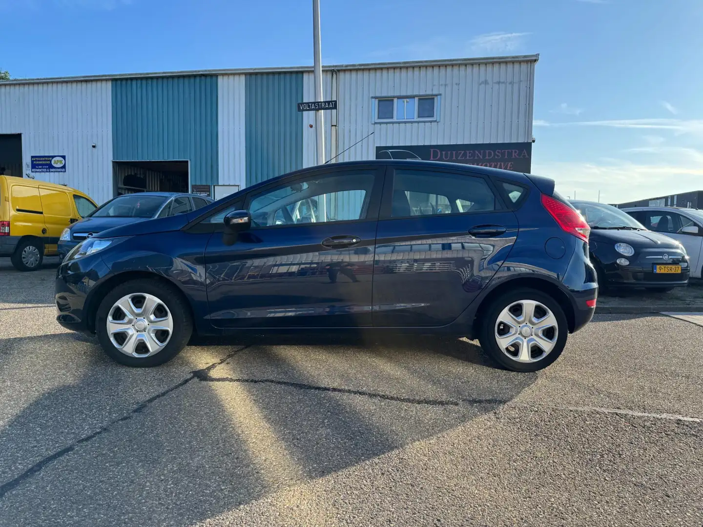 Ford Fiesta 1.25 Limited Lage Km-stand met Nap! Airco Blauw - 2