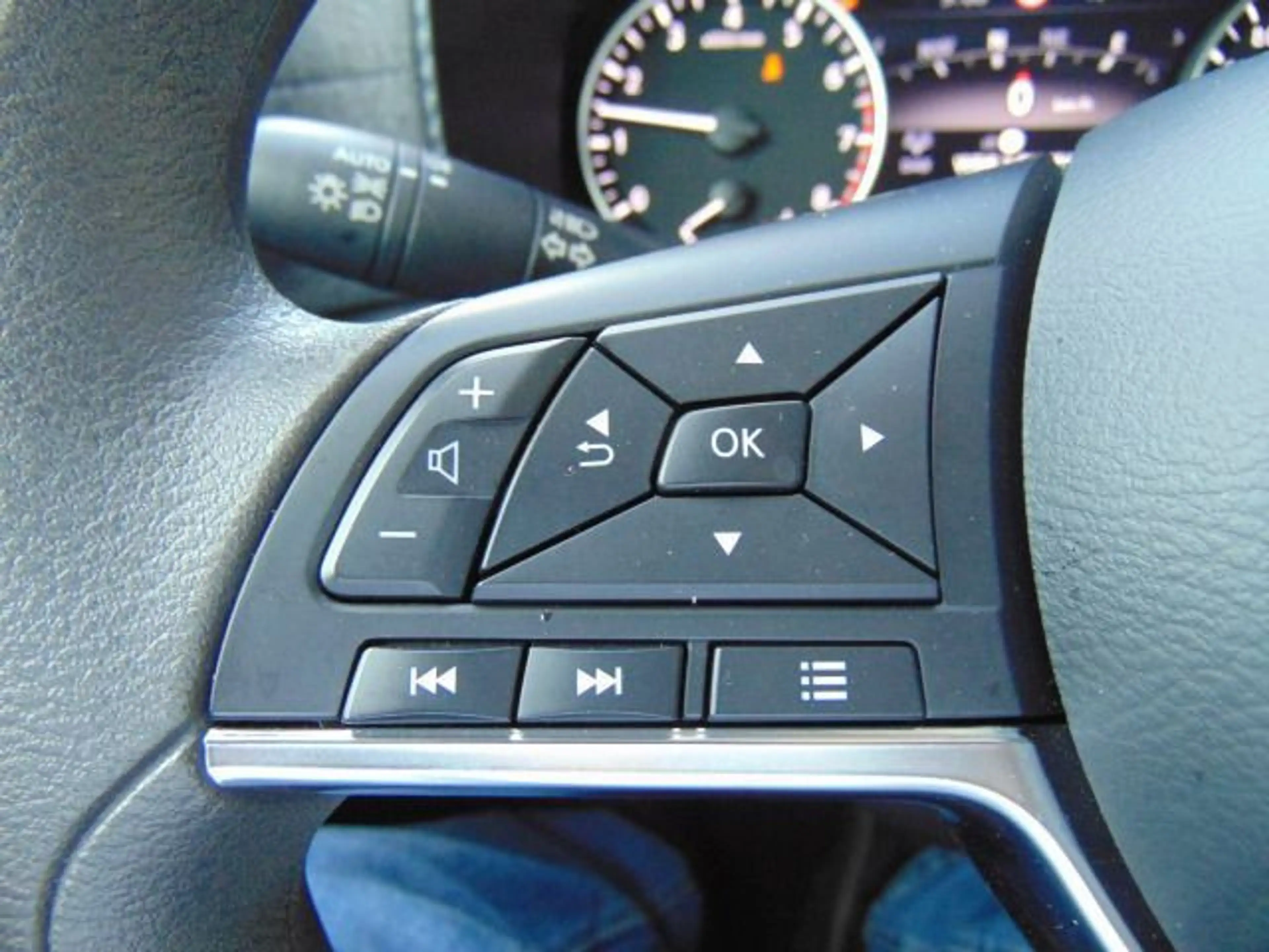 Nissan Juke Acenta Navi, Komfort-Paket & Rückfahrkamera — photo 11