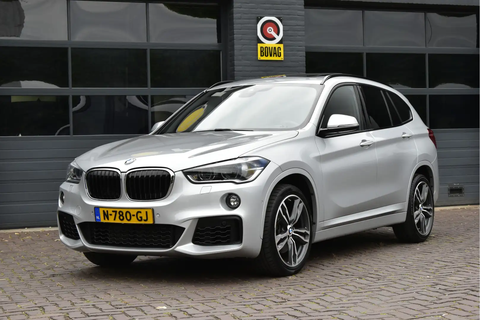 BMW X1 sDrive20i High Executive M-Sportpakket Zilver - 2