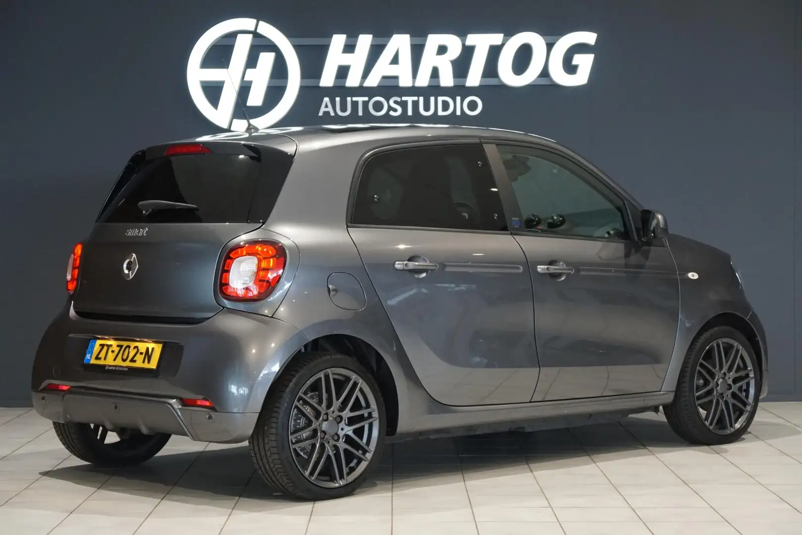 smart forFour EQ BRABUS Style 18 kWh Grijs - 2