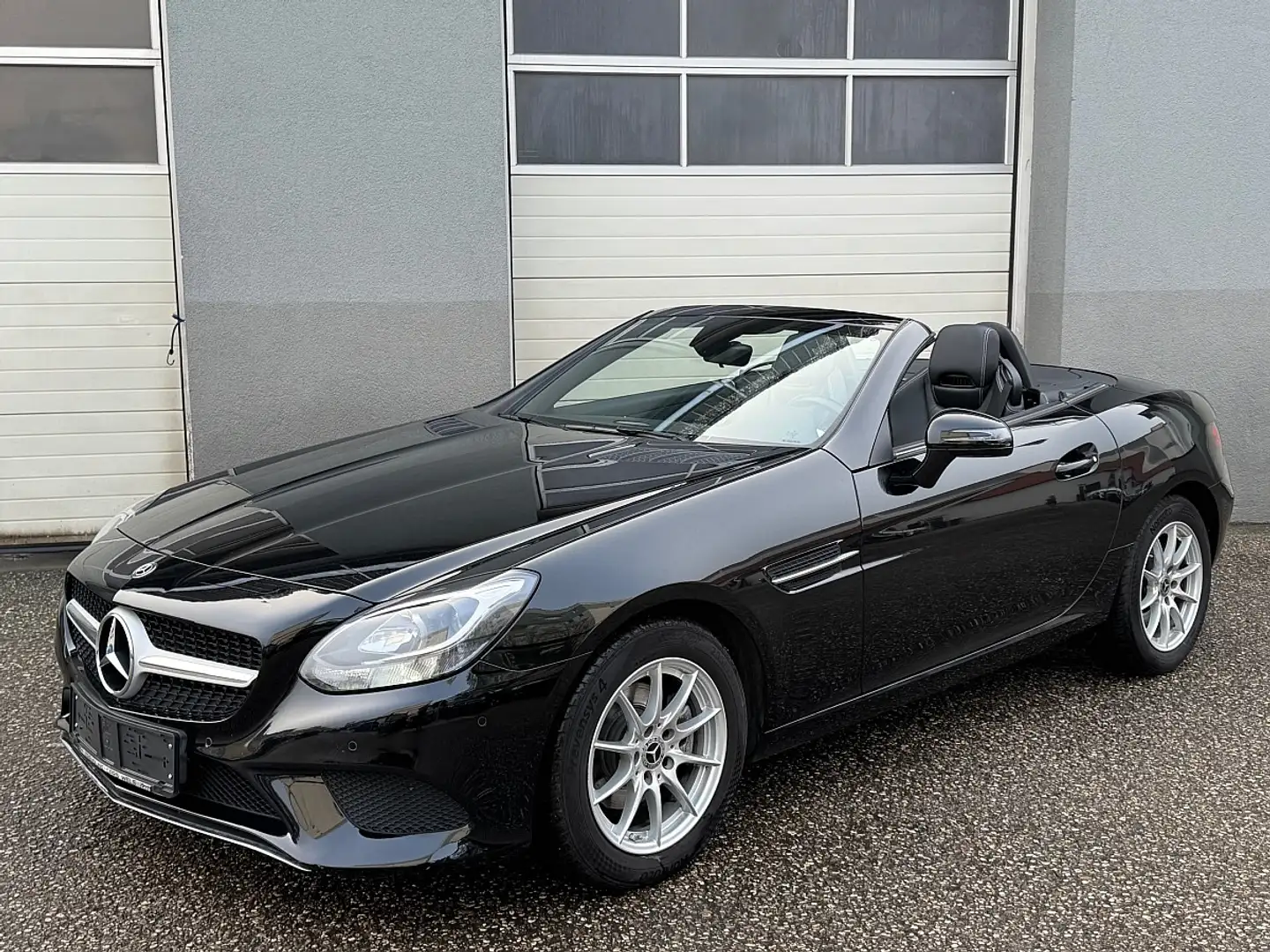 Mercedes-Benz SLC 180 Aut. Schwarz - 1