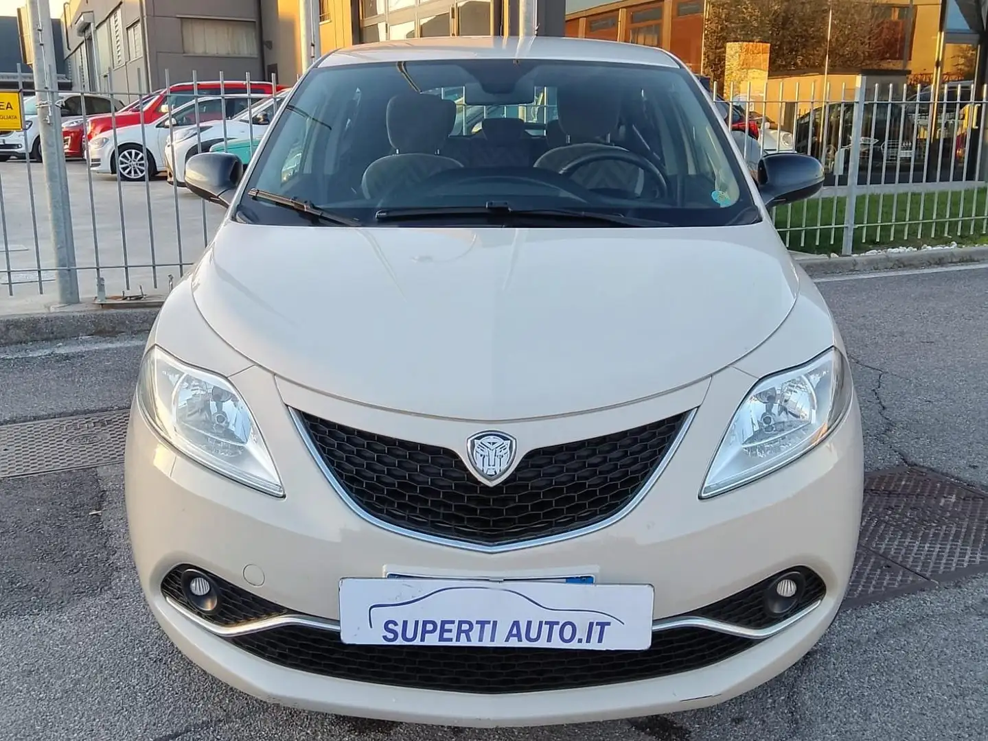 Lancia Ypsilon Ypsilon 1.2 Silver 69cv neopatentati Beige - 2