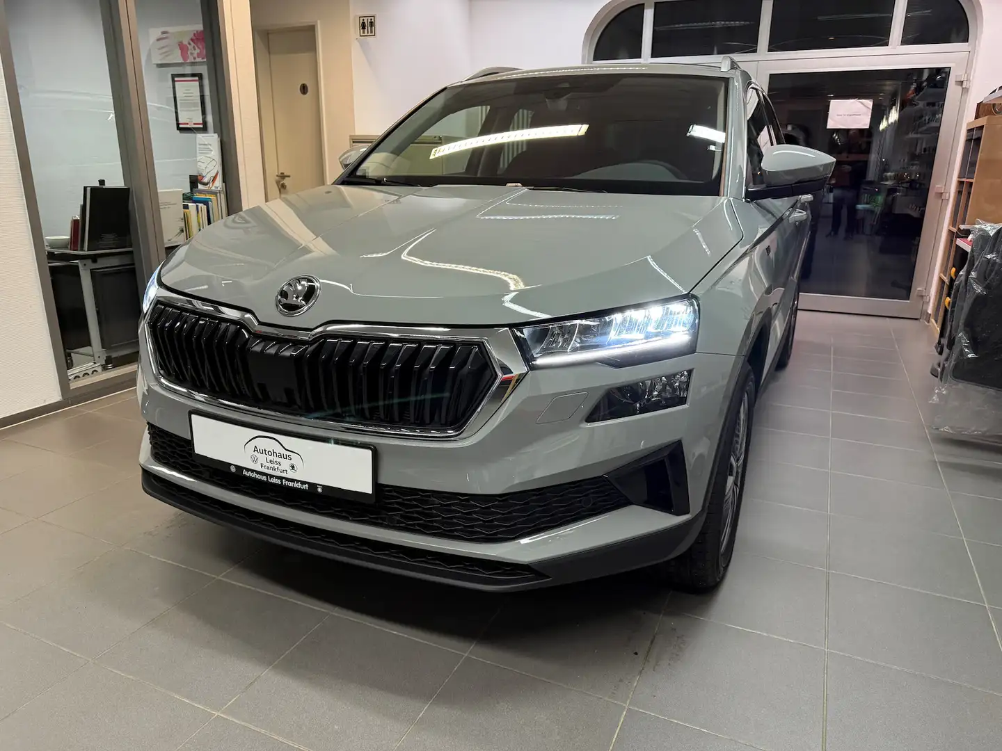 Skoda Karoq Drive 1.5TSI DSG Grau - 2
