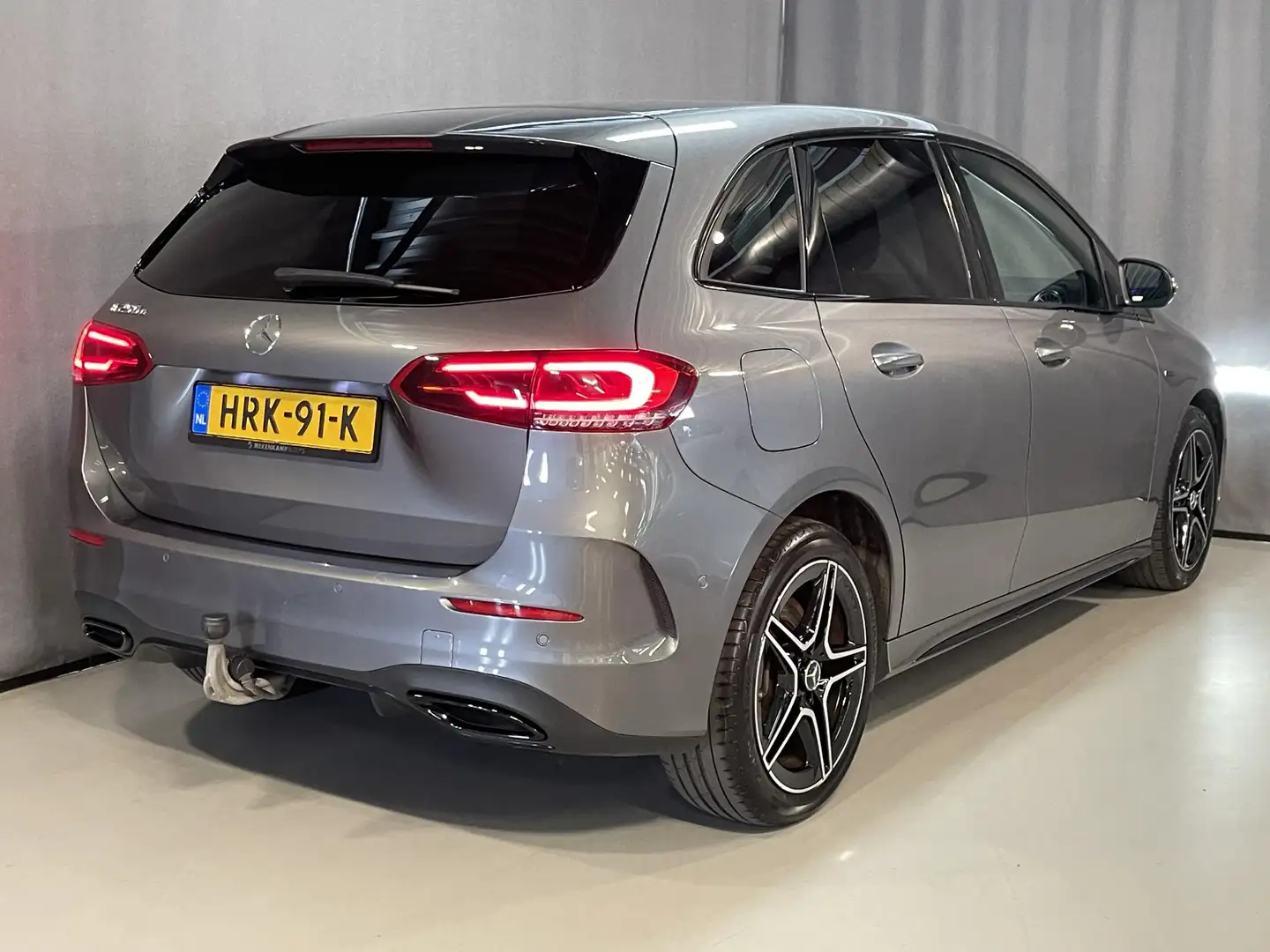 Mercedes-Benz B 250 e AMG Line Nightpakket 18''/Trekhaak/Sfeerverlicht Šedá - 2