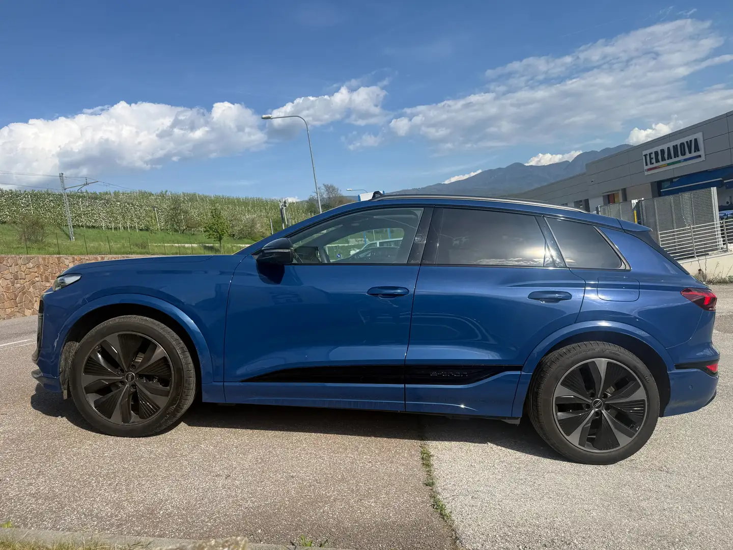 Audi SQ6 e-tron Q6 e-tron sport attitude quattro 517cv Blau - 2